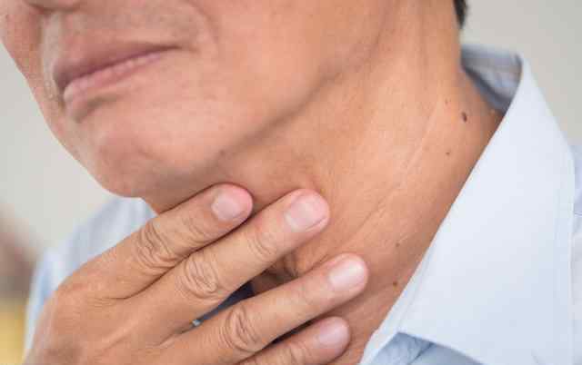 咽喉癌 如何区分咽喉癌，咽炎？若出现这4种现象，暗示咽喉癌已到来！