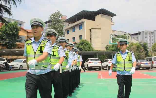 交通警察指挥手势 交警大队组织开展交通警察指挥手势训练