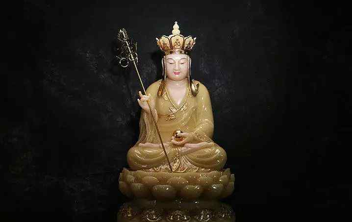 地藏菩萨为什么不能拜 地藏菩萨是满天神佛中唯一一个不愿意被凡人跪拜的佛？