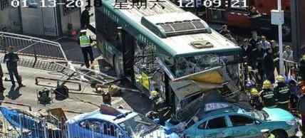 广州公交车疑失控 究竟是怎么回事？
