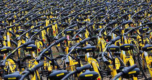 南京共享单车死城 探访南京共享单车死城：红黄相间场面壮观 南京共享单车有几种