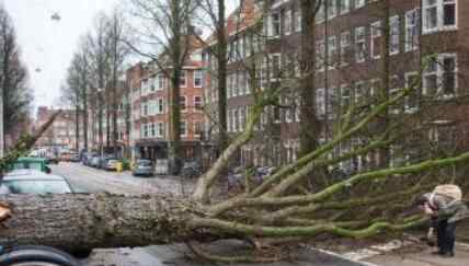 荷兰遭强风暴袭击 实在太可怕了