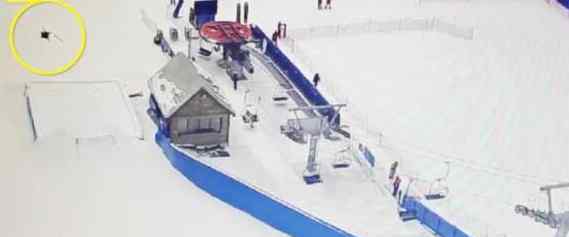 小伙滑雪场飞出坠亡，其母亲质疑滑雪场的装备不到位