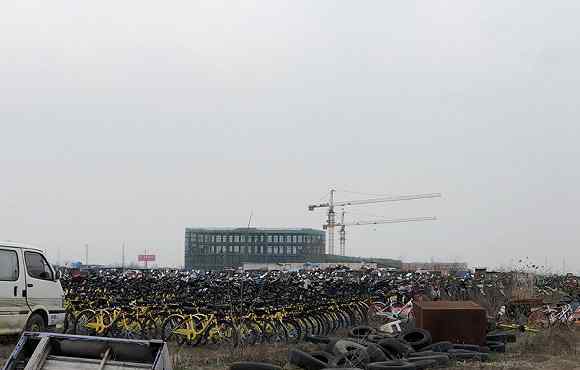 南京共享单车死城 探访南京共享单车死城：红黄相间场面壮观 南京共享单车有几种