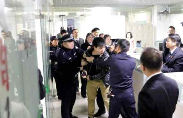 广州员工刚上班突现大批法警 背后真相让人震惊