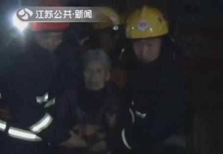 火中救89岁老太 现场感人一幕让人泪奔
