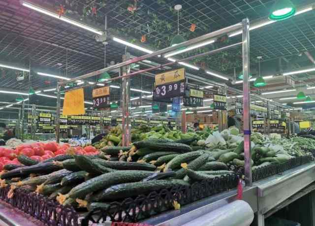 北京大型菜市场 本报记者走访北京市大型菜市场和超市发现 生活必需品供应稳定 消费者日常生活未受影响