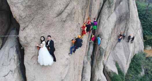 悬崖峭壁拍婚纱照 这也太不怕死了