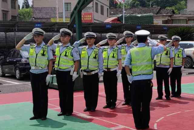 交通警察指挥手势 交警大队组织开展交通警察指挥手势训练