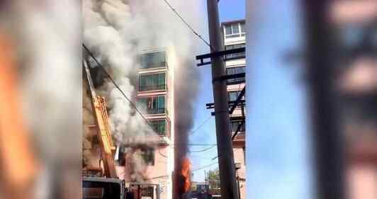 小伙开吊车救14人 辽宁新宾县商店突发火灾为什么起火？