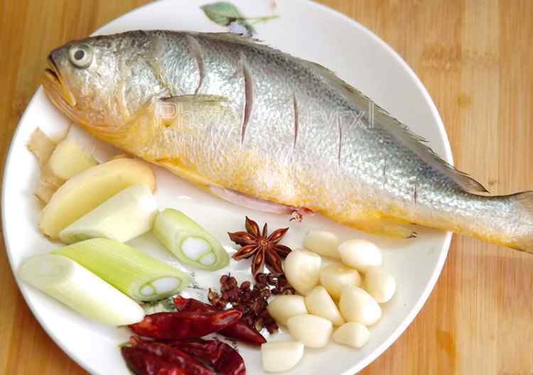 黄花鱼怎么做好吃 家常焖黄花鱼的简单做法 家常焖黄花鱼做法和材料