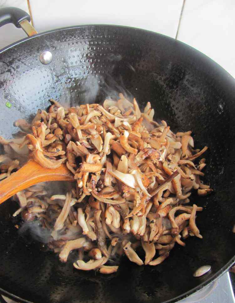 干蘑菇怎么做好吃 油浸蘑菇的做法 油浸蘑菇做法详细步骤