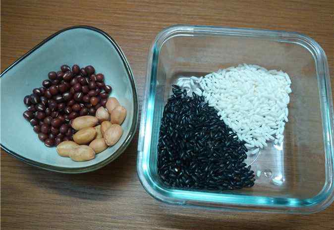 红豆黑米粥功效 红豆花生黑米粥的家常做法 红豆花生黑米粥做法和材料