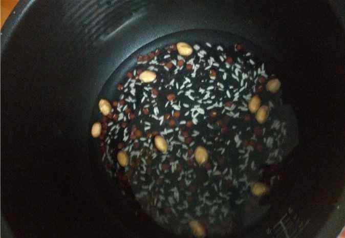 红豆黑米粥功效 红豆花生黑米粥的家常做法 红豆花生黑米粥做法和材料