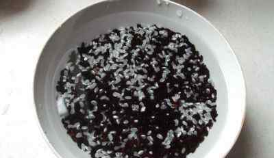 红豆怎么吃 红枣花生黑米粥的简单做法 红枣花生黑米粥配方与做法