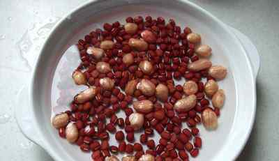 红豆怎么吃 红枣花生黑米粥的简单做法 红枣花生黑米粥配方与做法