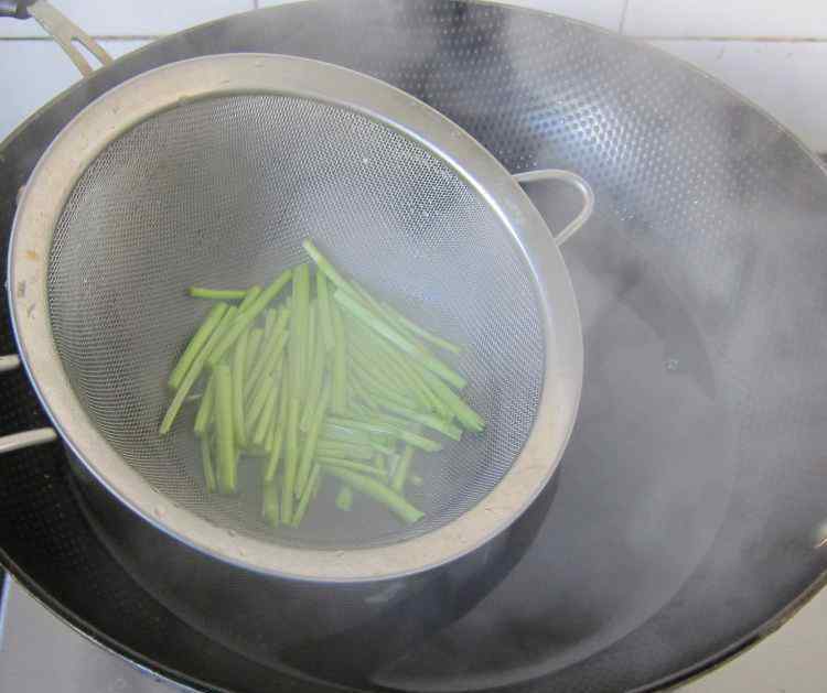 芦蒿的做法 金针菇拌芦蒿豆干的最正宗做法 金针菇拌芦蒿豆干的做法大全