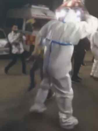 印度一救护车司机连日高压工作 偶遇婚礼游行队跳舞解压 现场一幕被拍下！