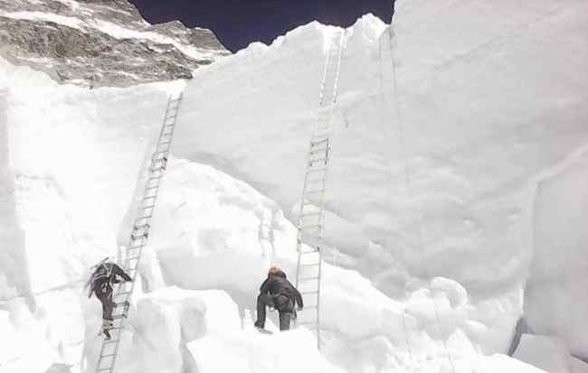 珠穆朗玛峰一处冰瀑坍塌 事件的真相是什么？