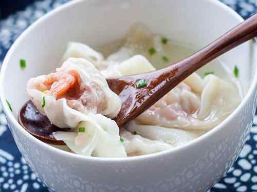 虾仁馄饨 两块钱一个的虾仁馄饨，一碗十个，老板卖了十几年，食客：真便宜