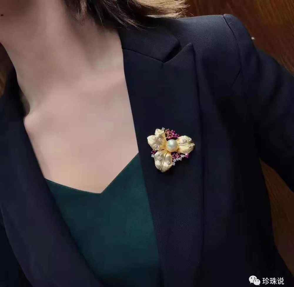 珍珠胸针 珍珠胸花：秋冬服装搭配的点睛之笔