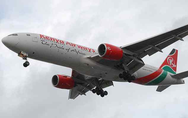 曼亚 机场清洁工试图扒飞机偷渡到英国，却从伦敦千米高空坠亡