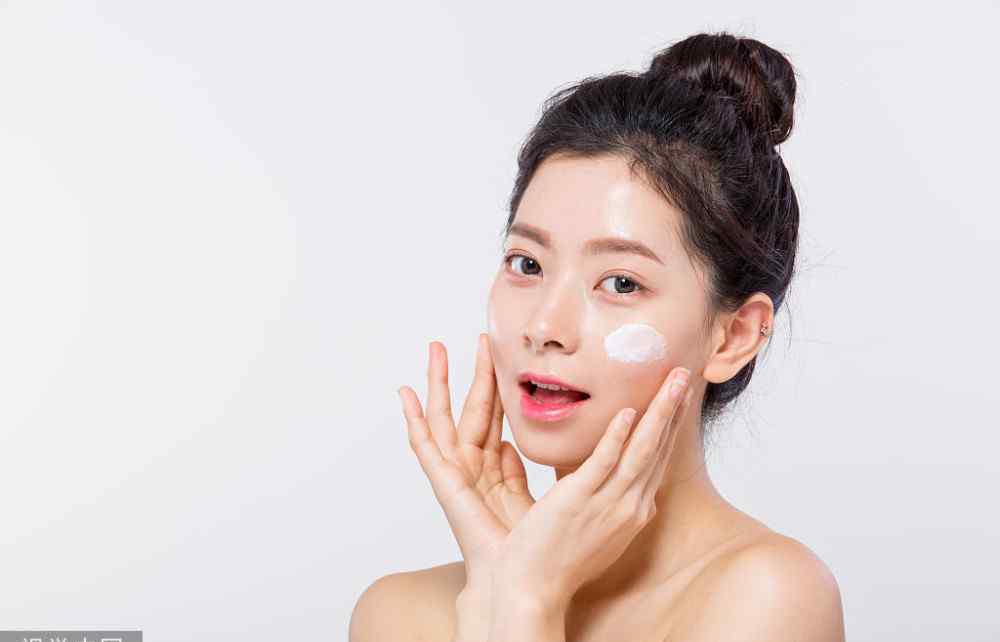 脸干燥过敏 冬季皮肤容易干燥过敏，你知道正确的护肤方法吗？
