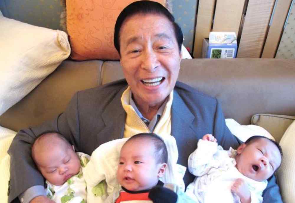 李兆基有几个儿子 91岁李兆基退休后有五个孙子相伴尽享天伦，9岁三胞胎孙子最罕见