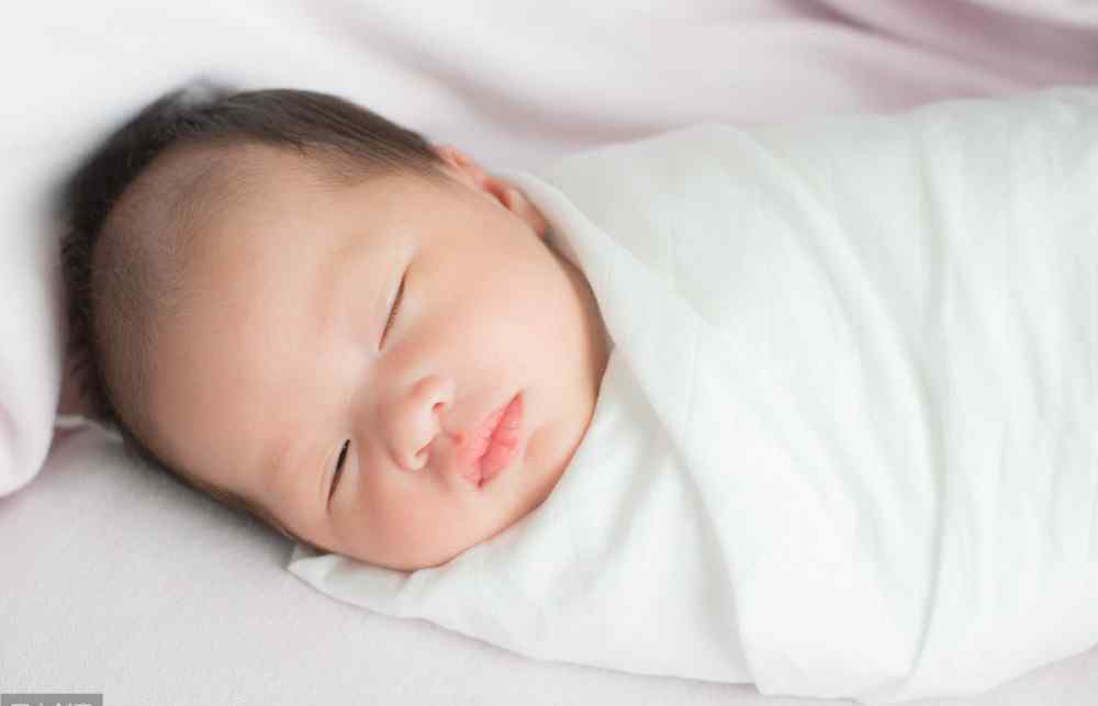 新生儿侧睡好还是平躺好 宝宝睡眠篇 | 刚出生的宝宝要怎么睡？侧着睡还是平躺？
