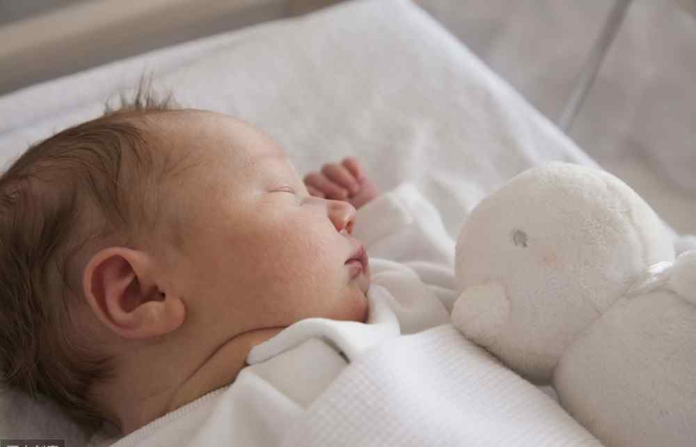 新生儿侧睡好还是平躺好 宝宝睡眠篇 | 刚出生的宝宝要怎么睡？侧着睡还是平躺？