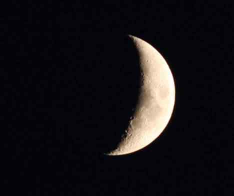 上弦月的天空 月亮是上弦月还是下弦月怎么看