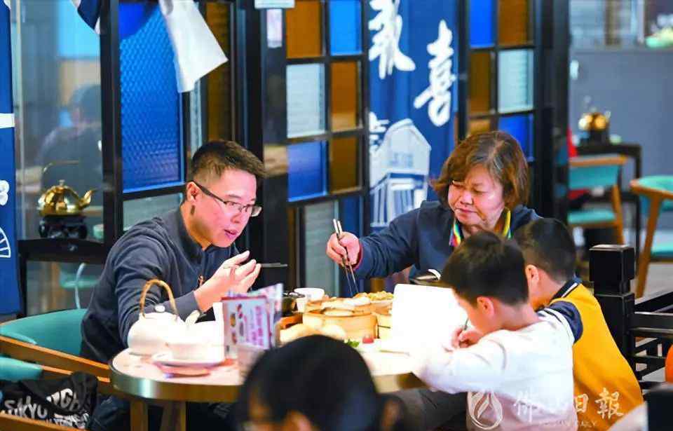 得闲饮茶粤语 老友，得闲饮茶！