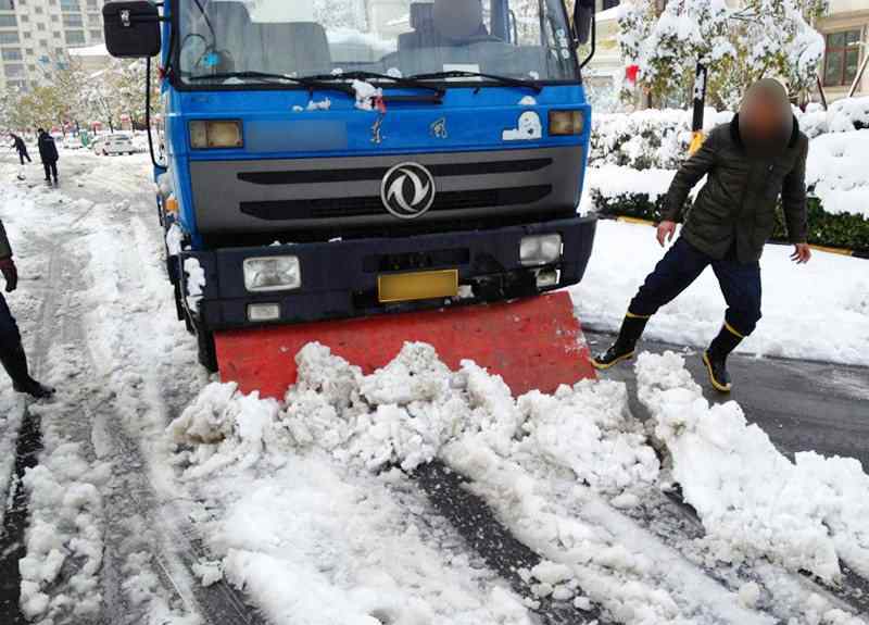 除雪车 东风多功能除雪车，铲雪融雪除冰一体化，提高效率减少人工！