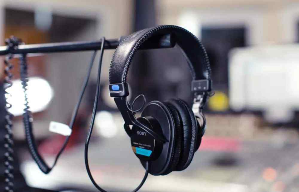 监听耳机和普通耳机有什么区别 所谓监听耳机能够拿来听一般音乐吗？