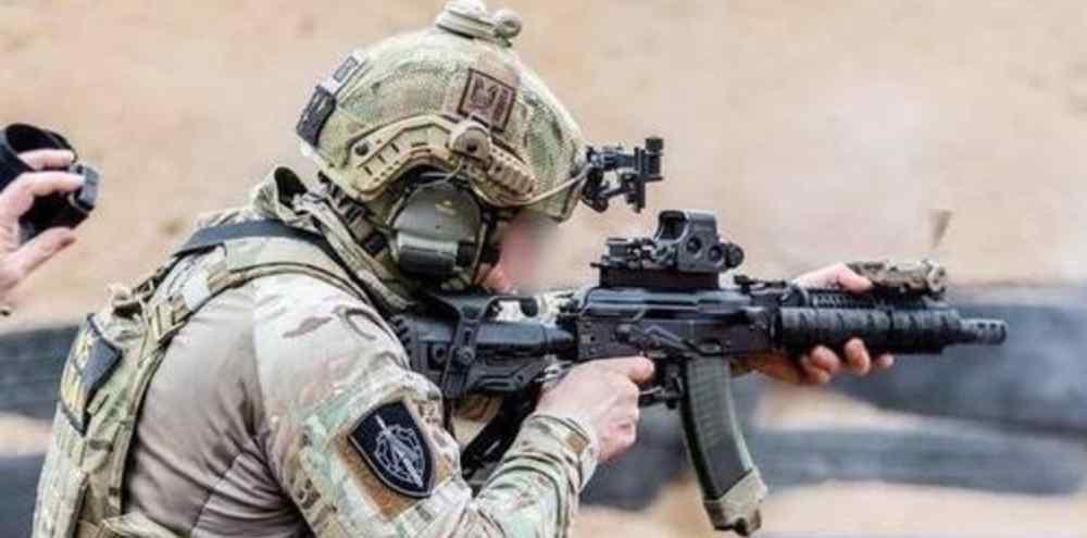 ak105 “新版”AK-105突击步枪，与“老版”外形大相径庭，征服特种士兵！