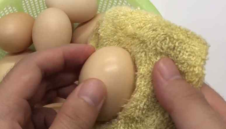 怎样自制食用油刷子 鸡蛋上涂一层食用油，方法真是太棒了，以前怎么都想不到这招呢！