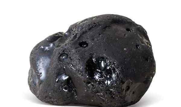 玻璃陨石多少钱一克 大受瞩目玻璃陨石，价格会令人如此震撼！
