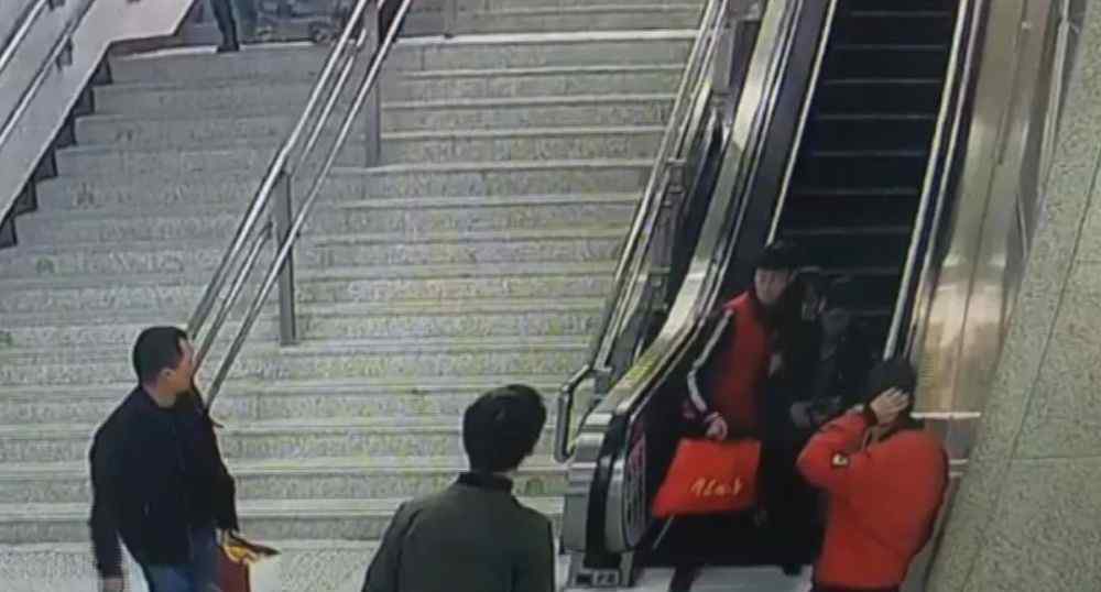 救人宏 余涛宏：电扶梯救人 最美的连滚带爬