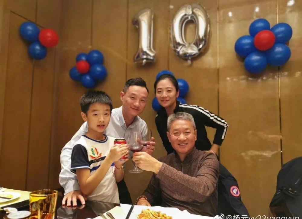 黄玉斌 黄玉斌卸任两年公开露面，已满头白发，为杨威儿子庆十岁生日