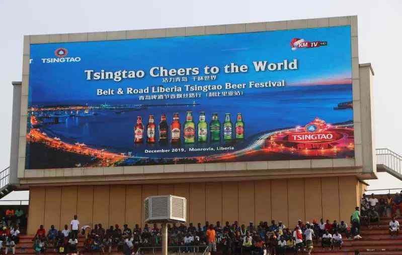 利比里亚首都 “舞王”大秀，现身利比里亚青岛啤酒节