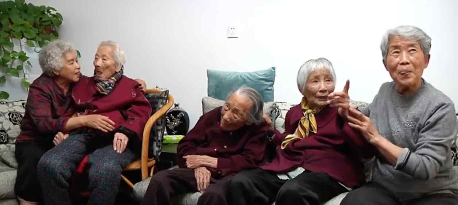 102岁姐姐跨省给100岁妹妹庆生 91岁小妹也来了！网友直呼幸福