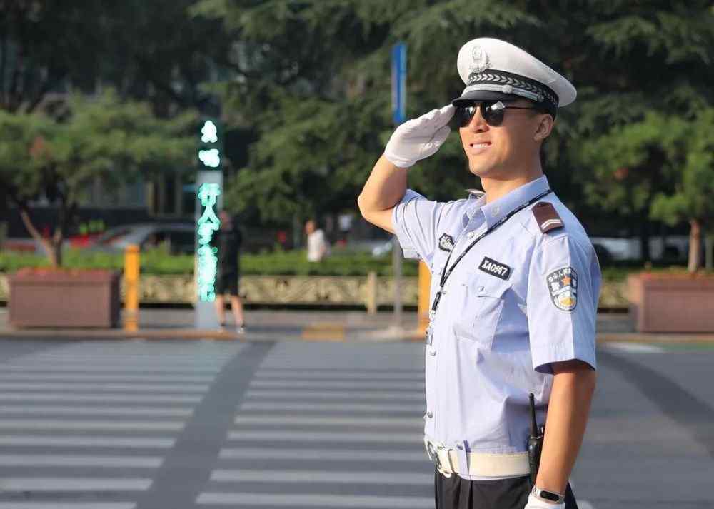 最帅交警 “西安最帅交警”杨鹏：帅在制服 帅在交警铁军精神