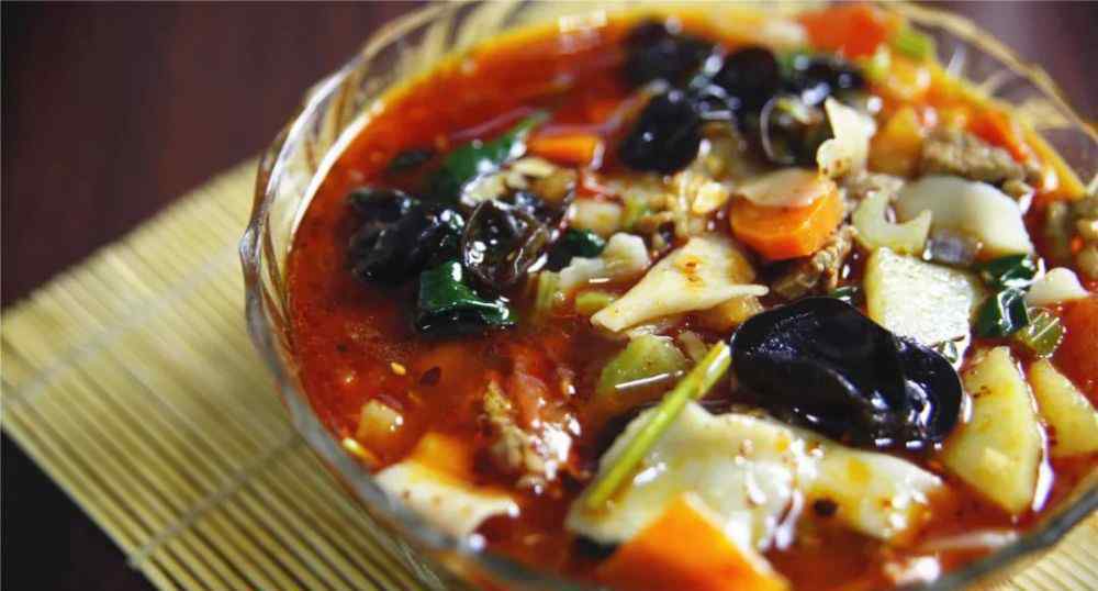 新疆汤饭 羊肉汤饭，新疆人最家常的饭，热热来一碗真是美到心尖里！