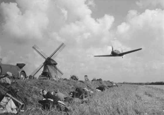 秘密飞行 令希特勒头疼的英国秘密飞行中队，纵横德占区，形同鬼魅没有踪影