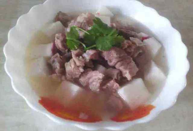 广东清炖白萝卜牛腩汤 广式萝卜清炖牛腩汤，这种做法简单易学，美味又健康的选择
