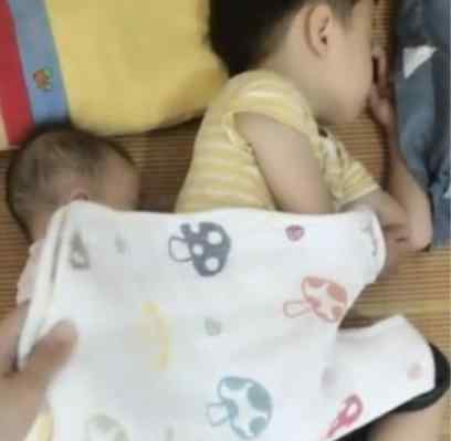 哥哥和妹妹睡觉 哥哥和妹妹在睡觉，妈妈掀开被子的一幕暖化了，二胎生对了