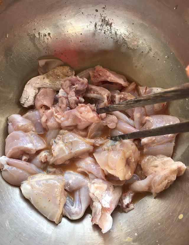 干锅牛蛙的做法 上海妈妈教你“干锅牛蛙”家常做法，鲜美滑嫩，回味无穷！