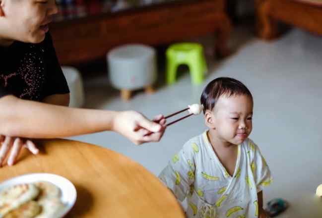 婴儿不爱吃饭怎么办 宝宝不爱吃饭怎么办？这几个小妙招你试过没，不要总追着喂