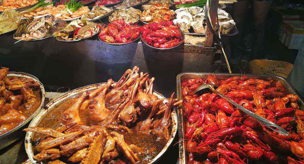 人山人海国际美食会 广西最热闹的街道，短短600米却成吃货的天堂，凌晨依旧人山人海