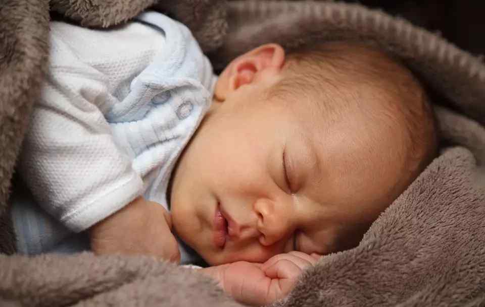 婴儿黄疸怎么看 如何判断新生儿黄疸是否正常？